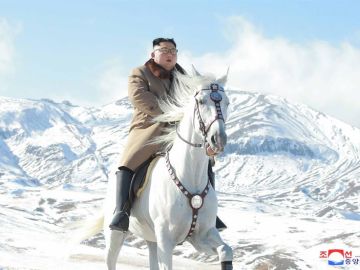 Fotograf&iacute;a suministrada por KCNA de Kim Jong-Un a caballo