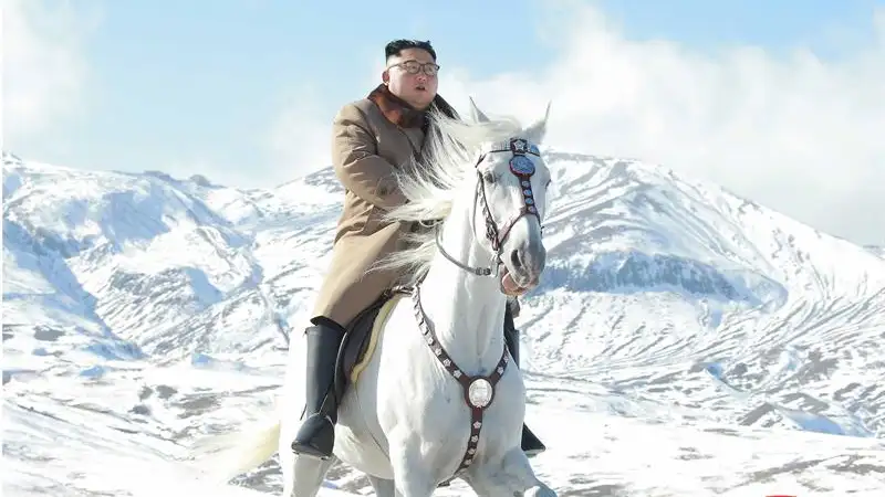 Fotografía suministrada por KCNA de Kim Jong-Un a caballo