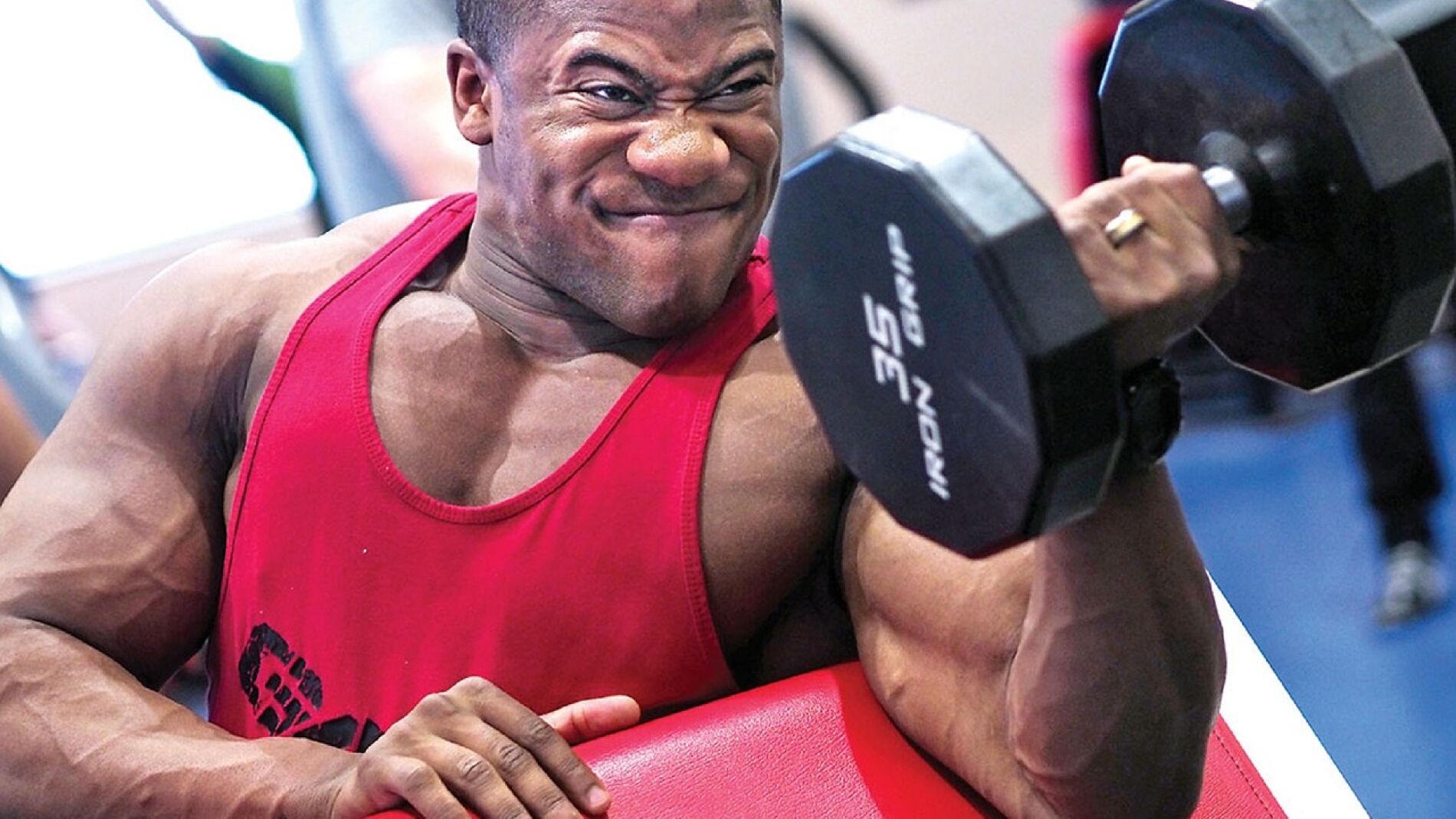 Un hombre en el gimnasio