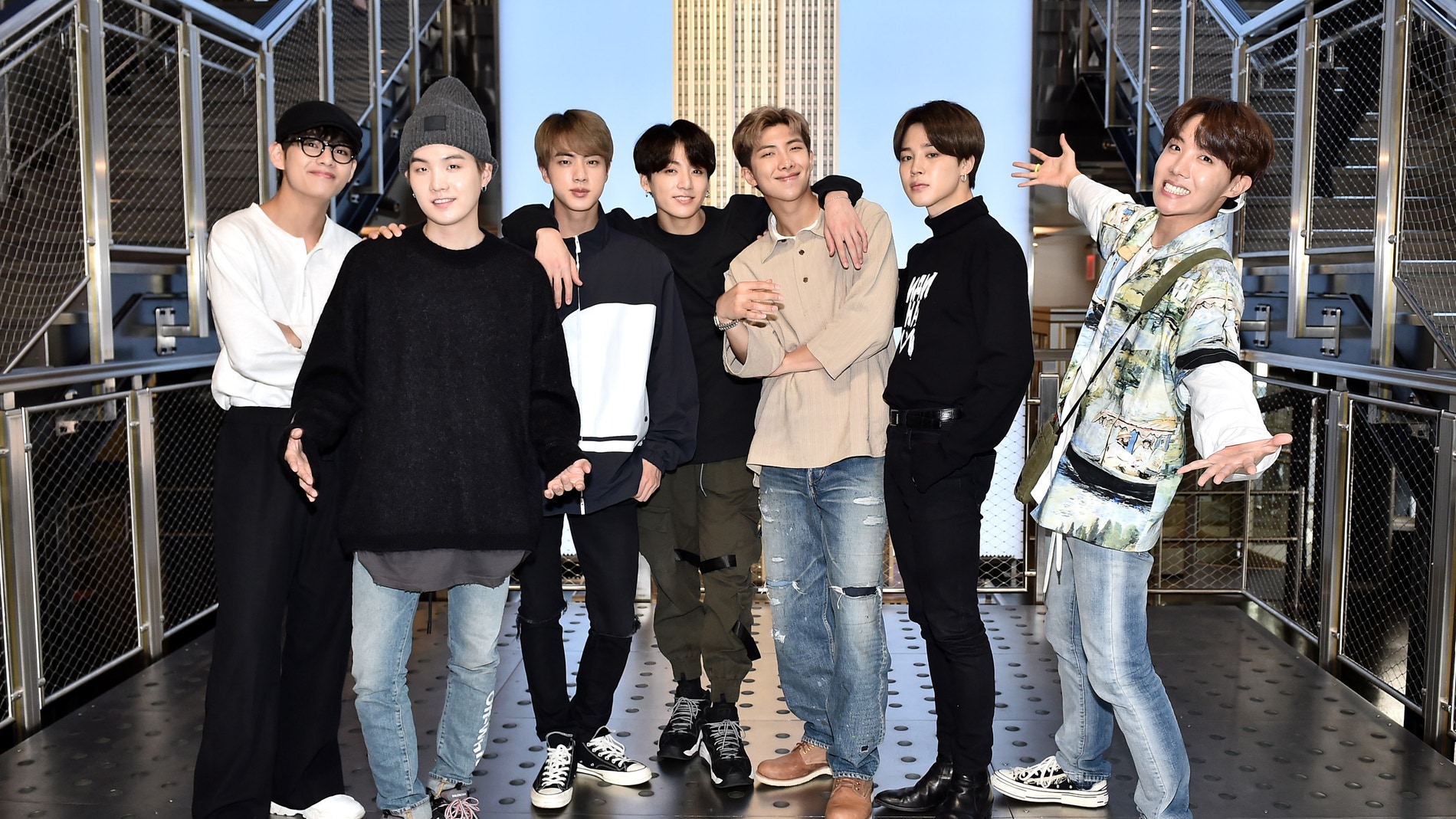 BTS posando todos juntos.