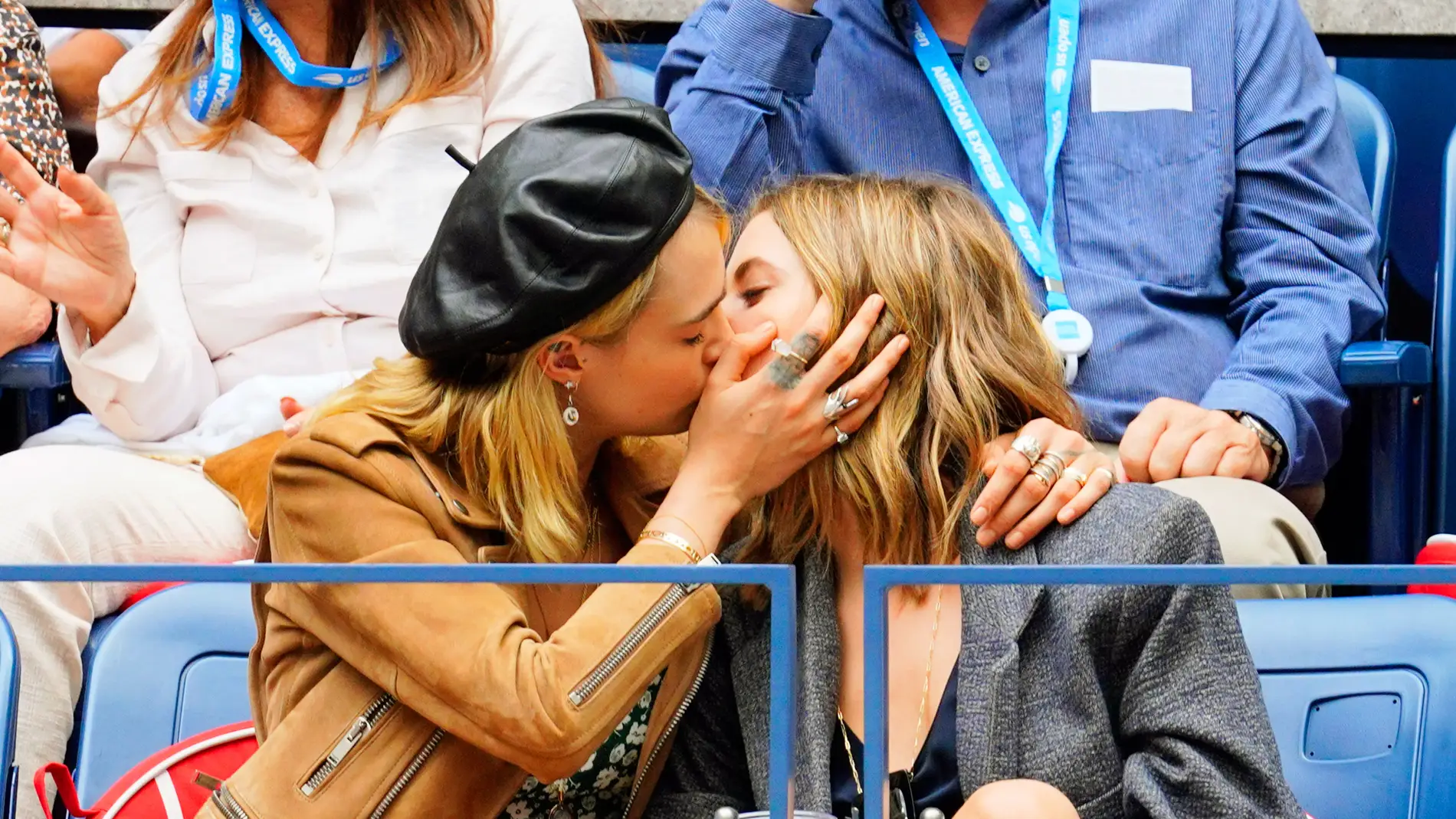 Cara y Ashley sellando su amor.