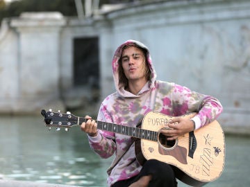 Justin Bieber con su guitarra favorita.
