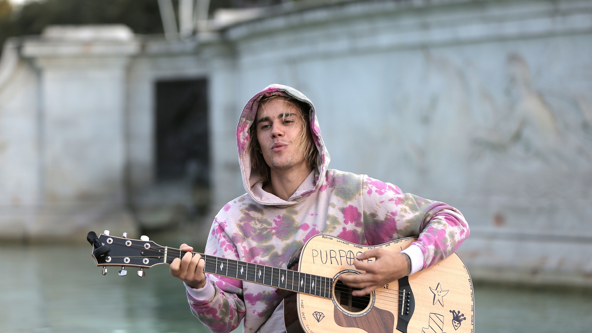 Justin Bieber con su guitarra favorita.
