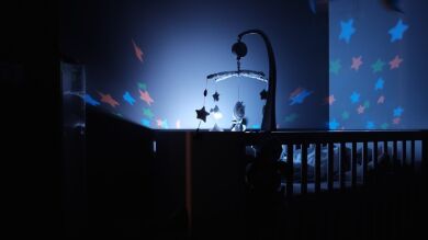Se llevó el susto de su vida al ver un fantasma en la cuna de su hijo