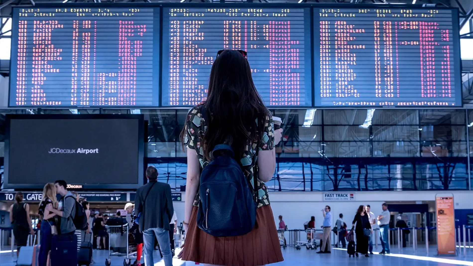 Mujer en un aeropuerto (archivo)