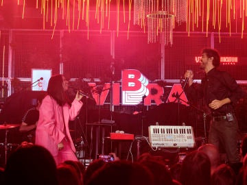 Javiera Mena y Second durante el concierto