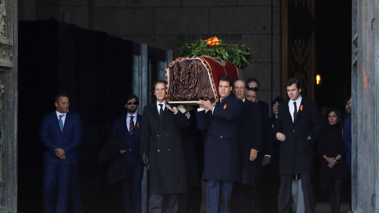 Los familiares de Franco trasladan el ataúd