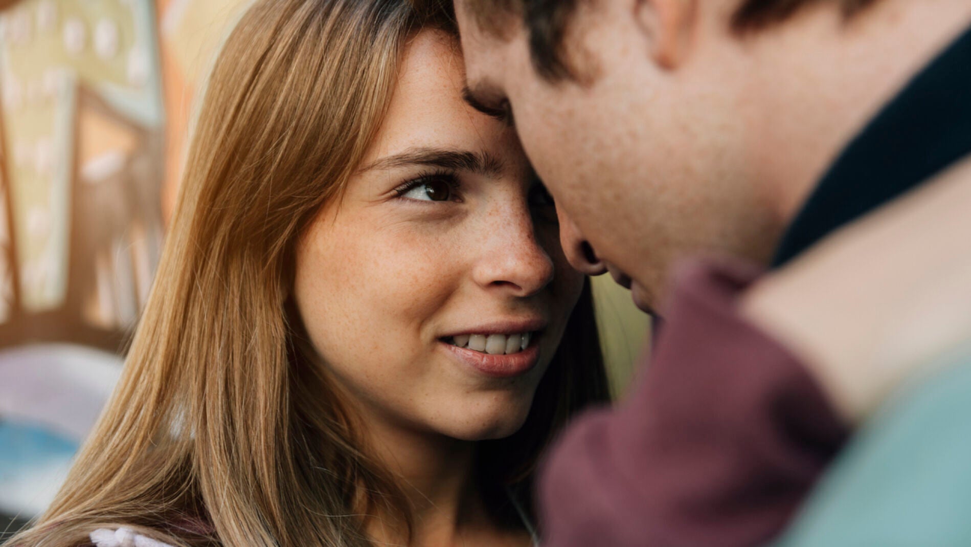 Besos entre dos j&oacute;venes