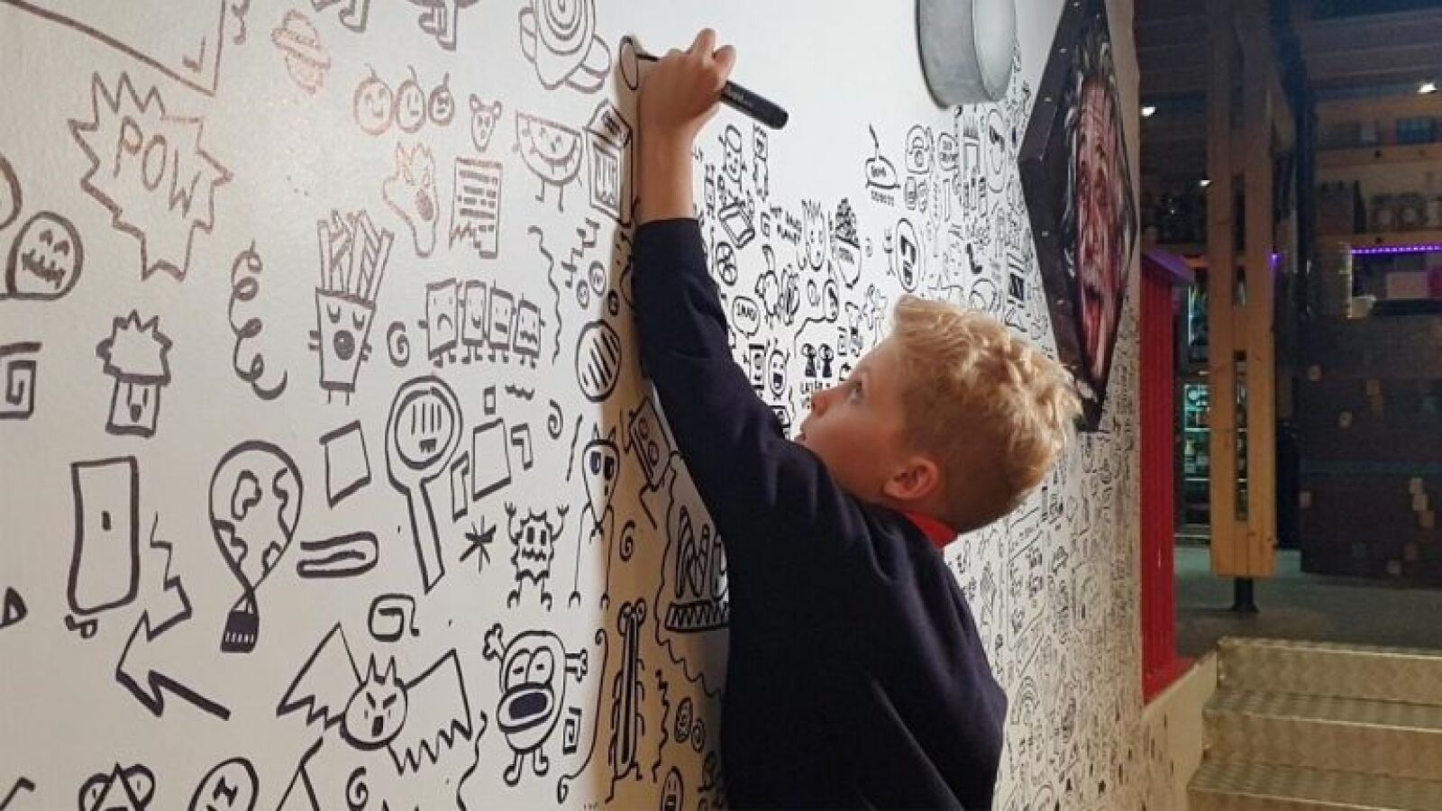 VÍDEO: Un niño de nueve años al que castigaban por dibujar en clase decora un restaurante con sus diseños