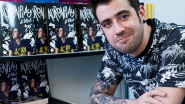 Auronplay presentando su libro