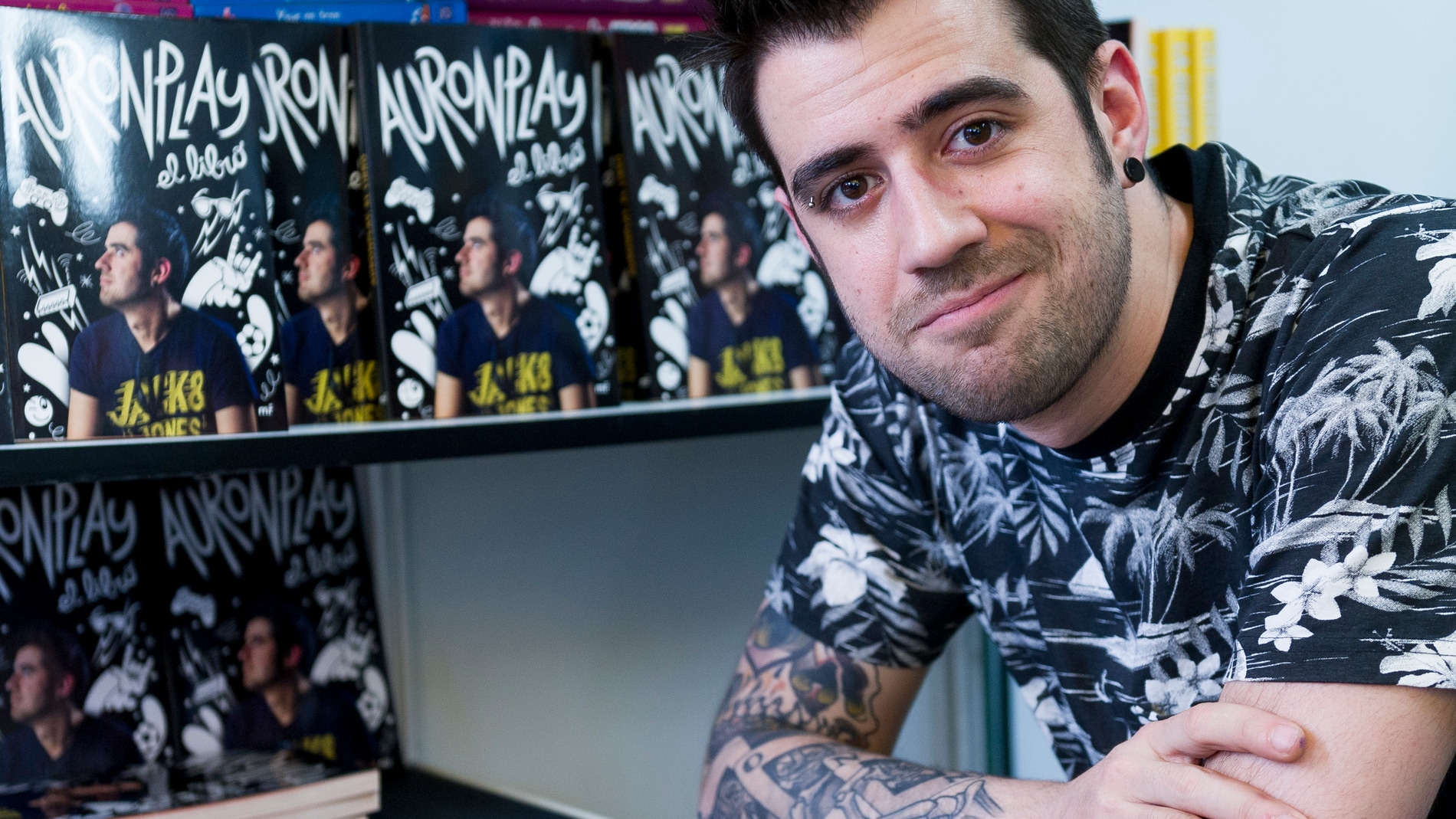 Auronplay presentando su libro