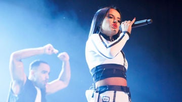 Becky G durante un actuación en directo
