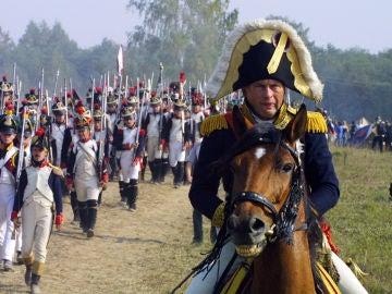 Oleg Sokolov participa en una recreaci&oacute;n hist&oacute;rica disfrazado de Napole&oacute;n