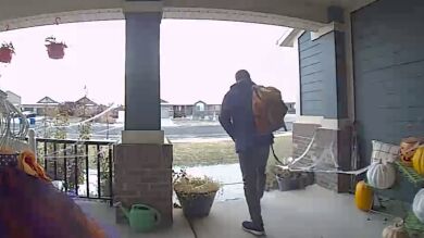 VÍDEO: Un chico se resbala en el hielo al salir de casa y la tremenda caída se vuelve viral