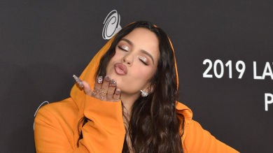 Rosalía o el arte de acudir a una alfombra roja camuflando un cosplay 