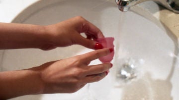 Copa menstrual lavándose.