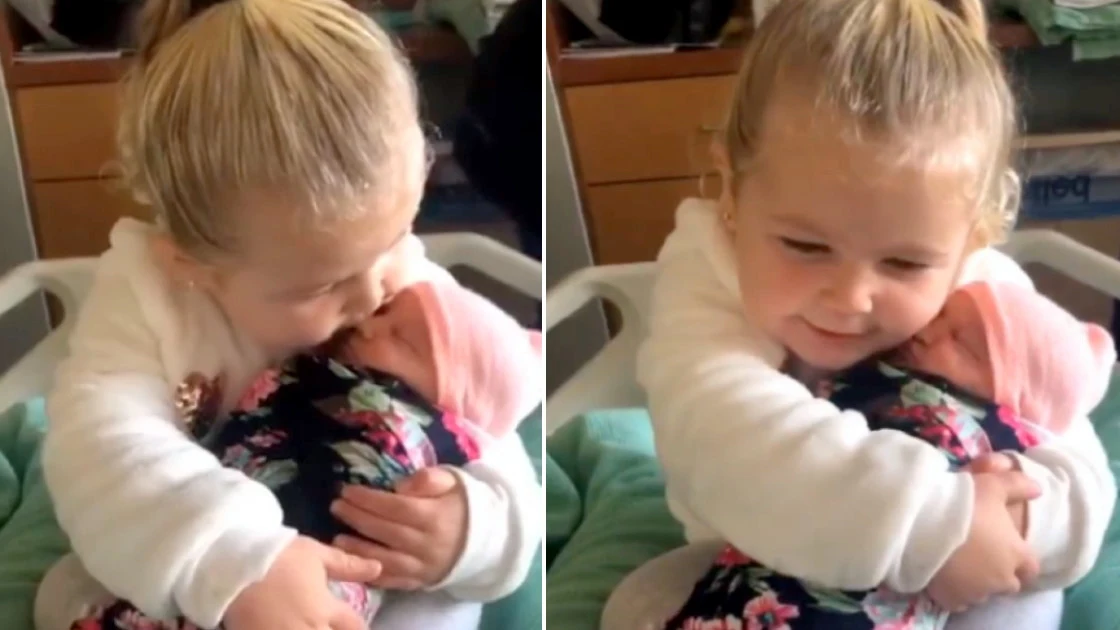 Niña de tres años conoce a su hermana
