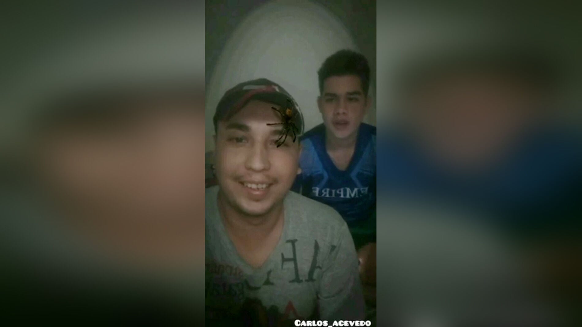 Dos amigos juegan con el filtro de la ara&ntilde;a