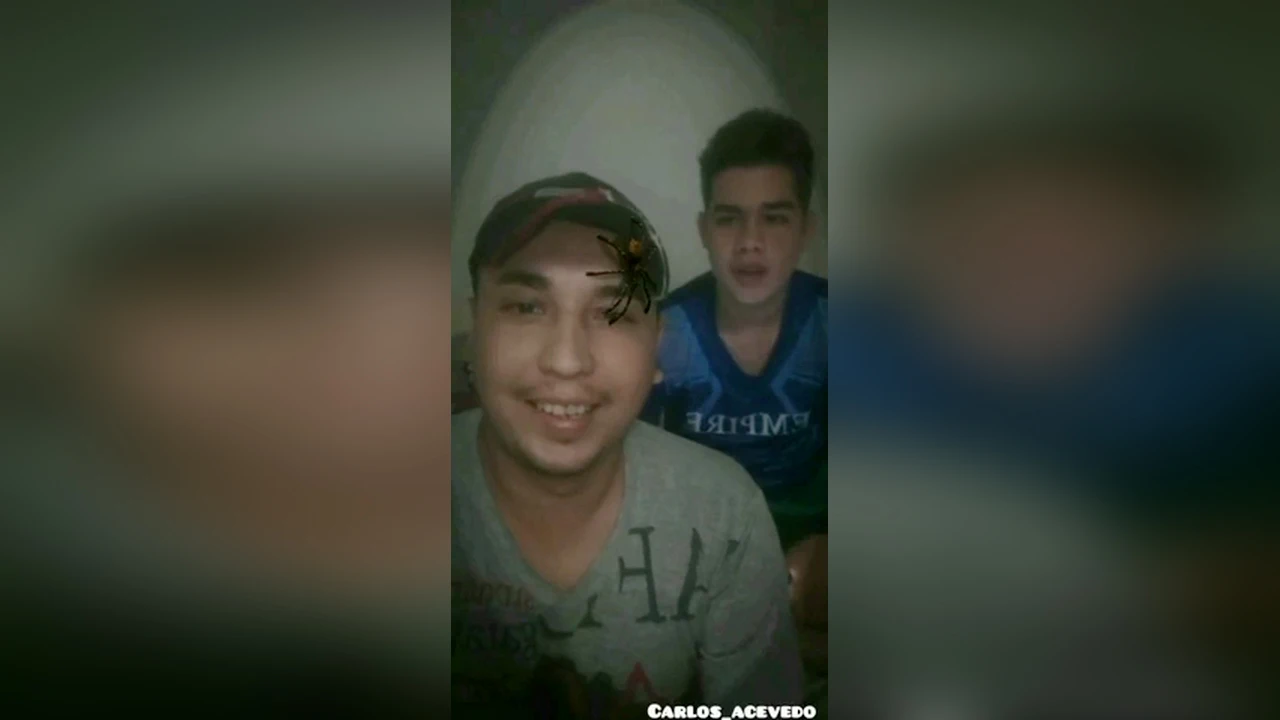 Dos amigos juegan con el filtro de la araña