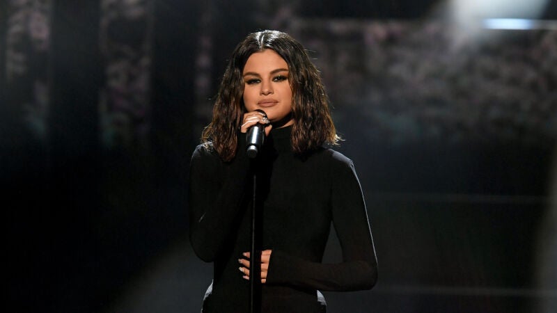 Indignación en Twitter por la actuación de Selena Gomez y Rauw Alejandro en los premios Lo Nuestro 