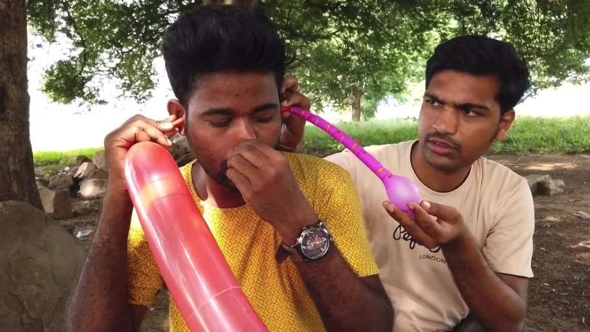 Indio infla globos con las orejas