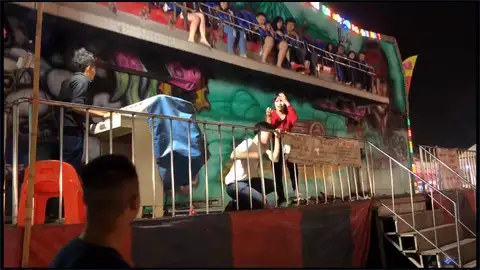 Cinco jóvenes salen disparados de una atracción Cinco jóvenes salen disparados de una atracción