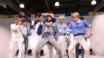Ateez durante un acto promocional en Nueva York