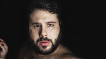 Gonzalo Caps participa en la banda sonora de 'Más de 100 mentiras' con la canción 'Amigx'