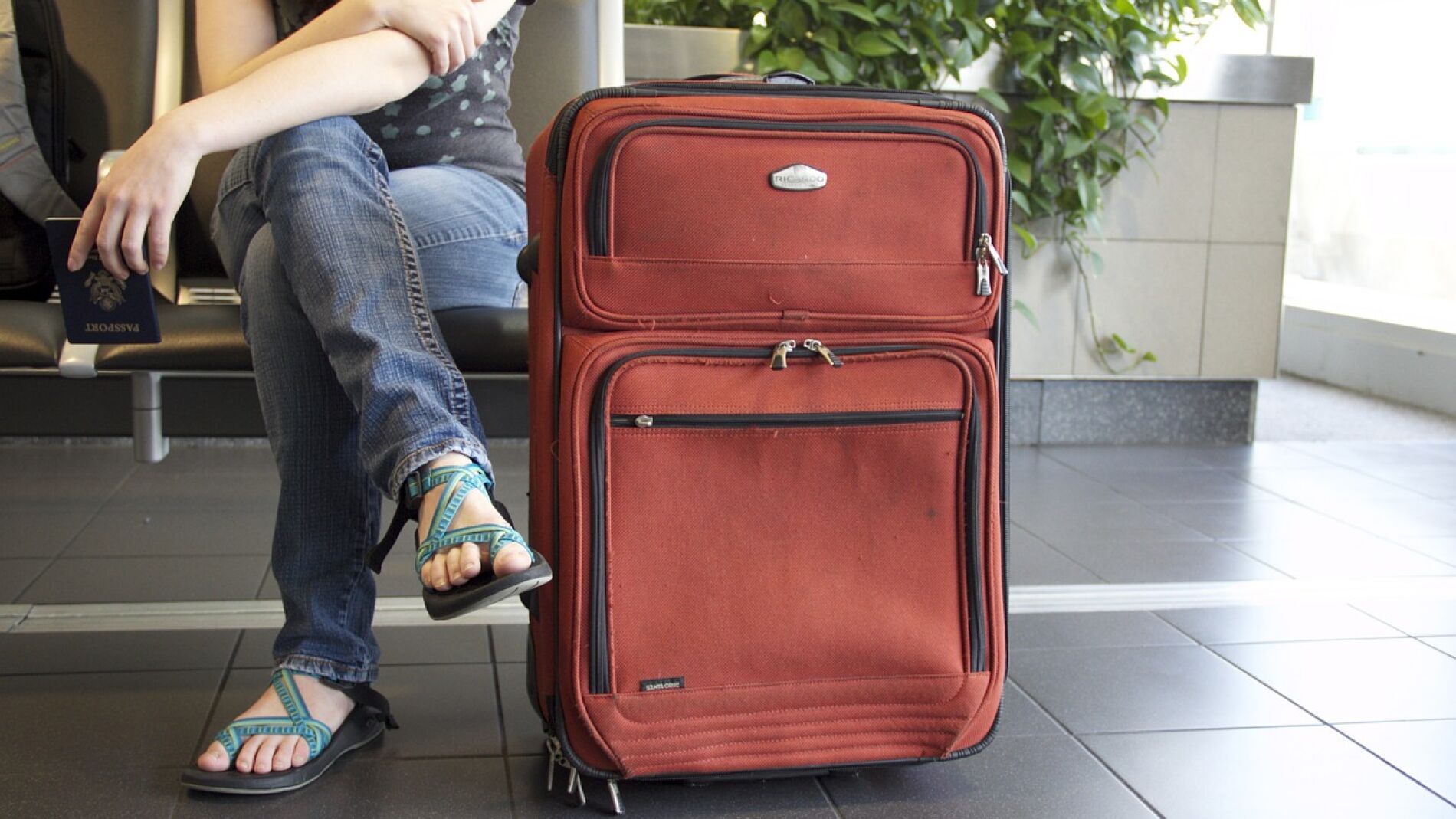 Viajero junto a su maleta