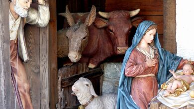 Una mujer pasa delante de un belén en Brasil y se da cuenta de que hay alguien durmiendo en la cuna