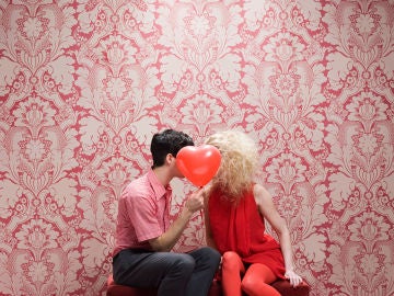 Pareja ocultando su beso