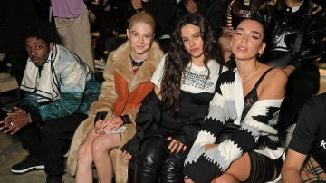 Hunter Schafer, Rosalía y Dua Lipa en un desfile en Londres