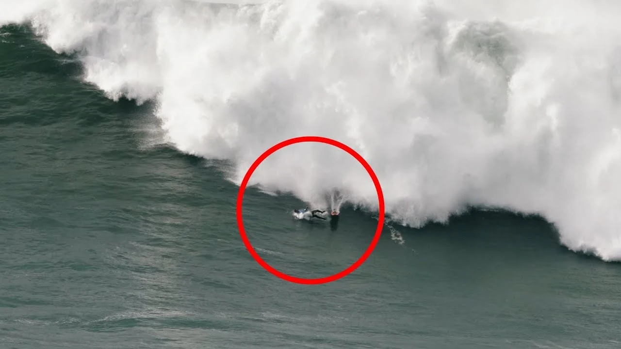 Surfero golpeado por una ola Surfero golpeado por una ola