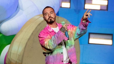 J Balvin enseña el making of de ‘Verde’, el nuevo videoclip de su disco ‘Colores’
