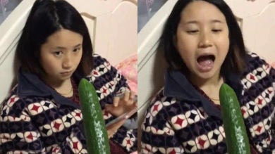 VÍDEO: Le gasta una broma a su mujer al darle de comer un pepino con una serpiente escondida dentro