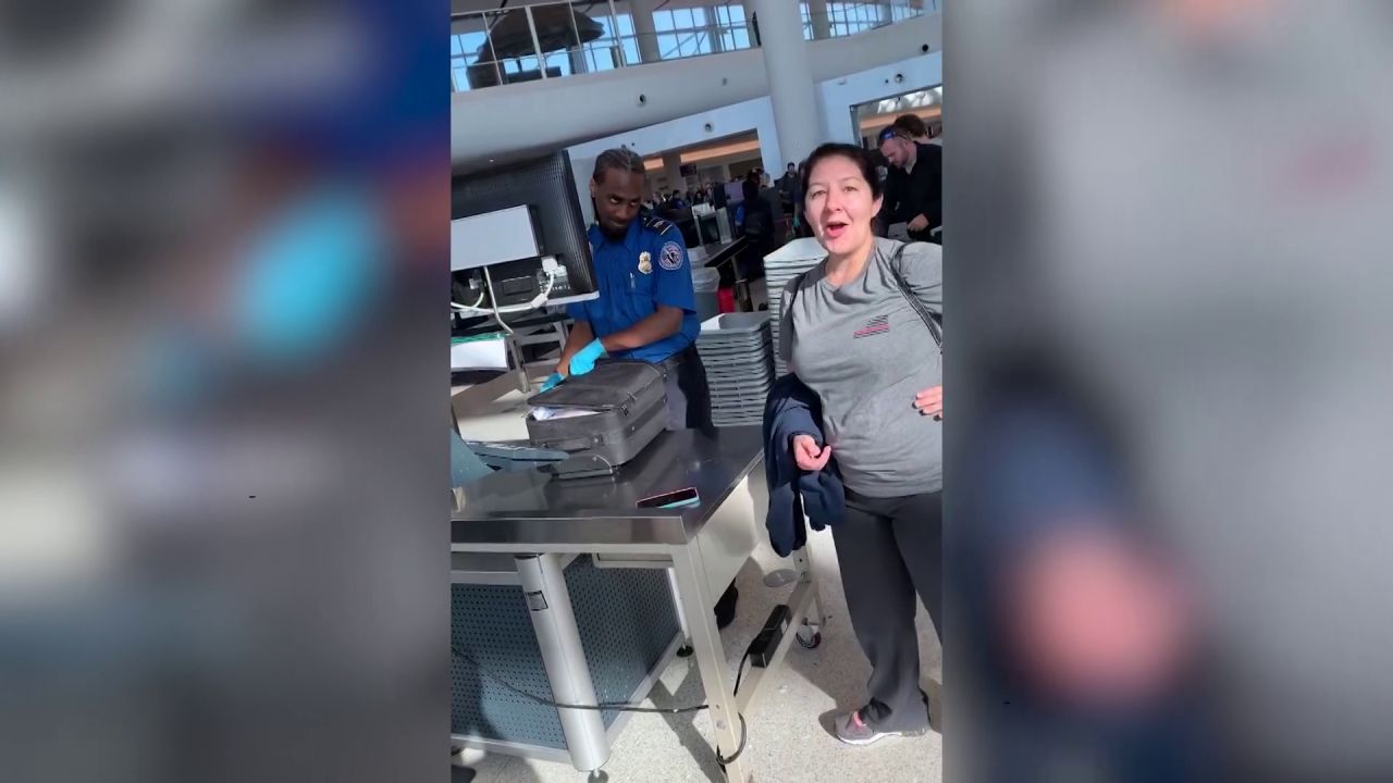 VÍDEO Obligaron a esta madre a abrir la maleta tras pasar el escáner del aeropuerto y se llevaron una sorpresa sexual gigante foto imagen
