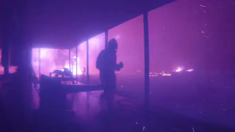 Un casa al borde de las llamas en Australia Un casa al borde de las llamas en Australia