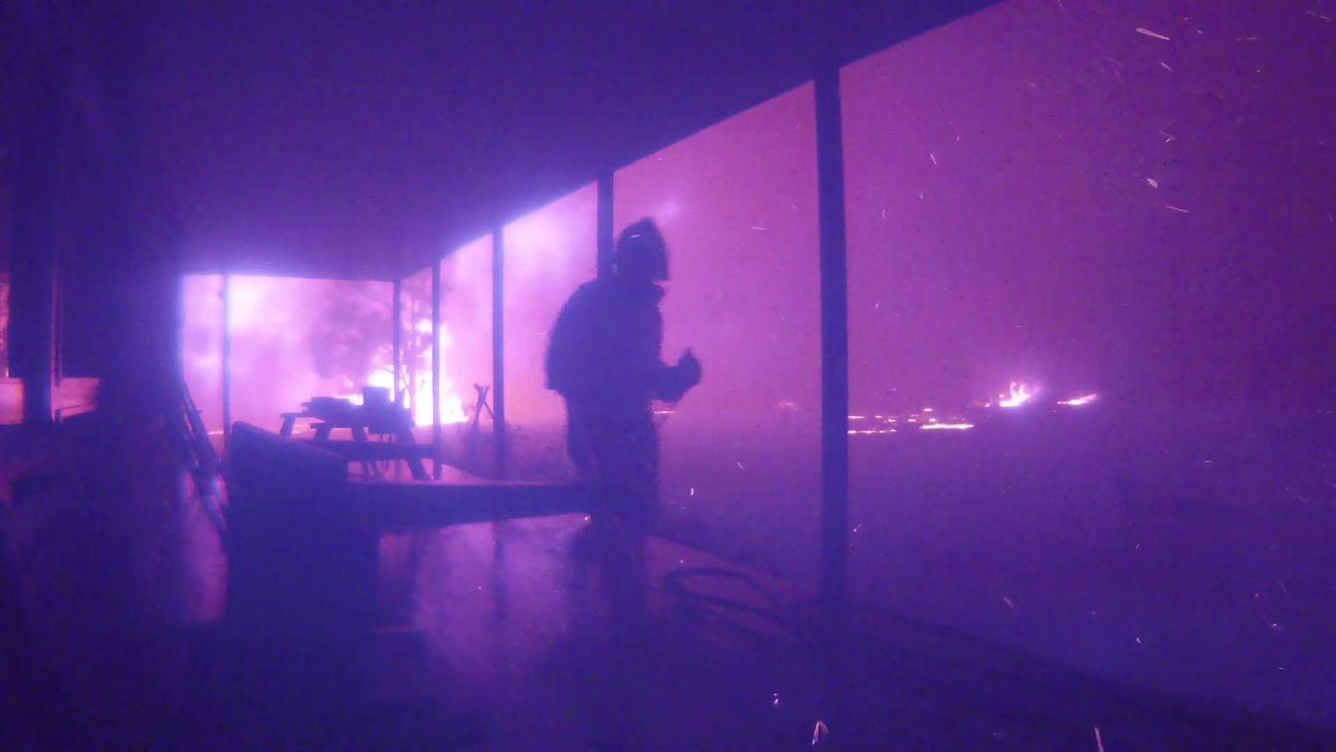 Un casa al borde de las llamas en Australia 