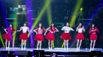Oh My Girl durante un concierto
