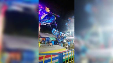 VÍDEO: Salen disparados al romperse el brazo de una atracción de feria