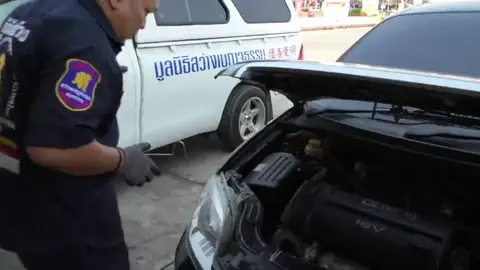 abre el capó de su coche y encuentra un pasajero mortal abre el capó de su coche y encuentra un pasajero mortal