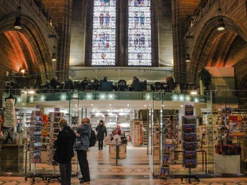 Restaurante y tienda en la catedral de Liverpool