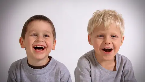 Niños riéndose Niños riéndose