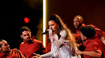Rosalía durante su actuación en los Grammy 2020