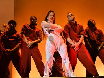 Rosalía durante su actuación en los Grammy 2020