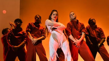 Rosalía durante su actuación en los Grammy 2020