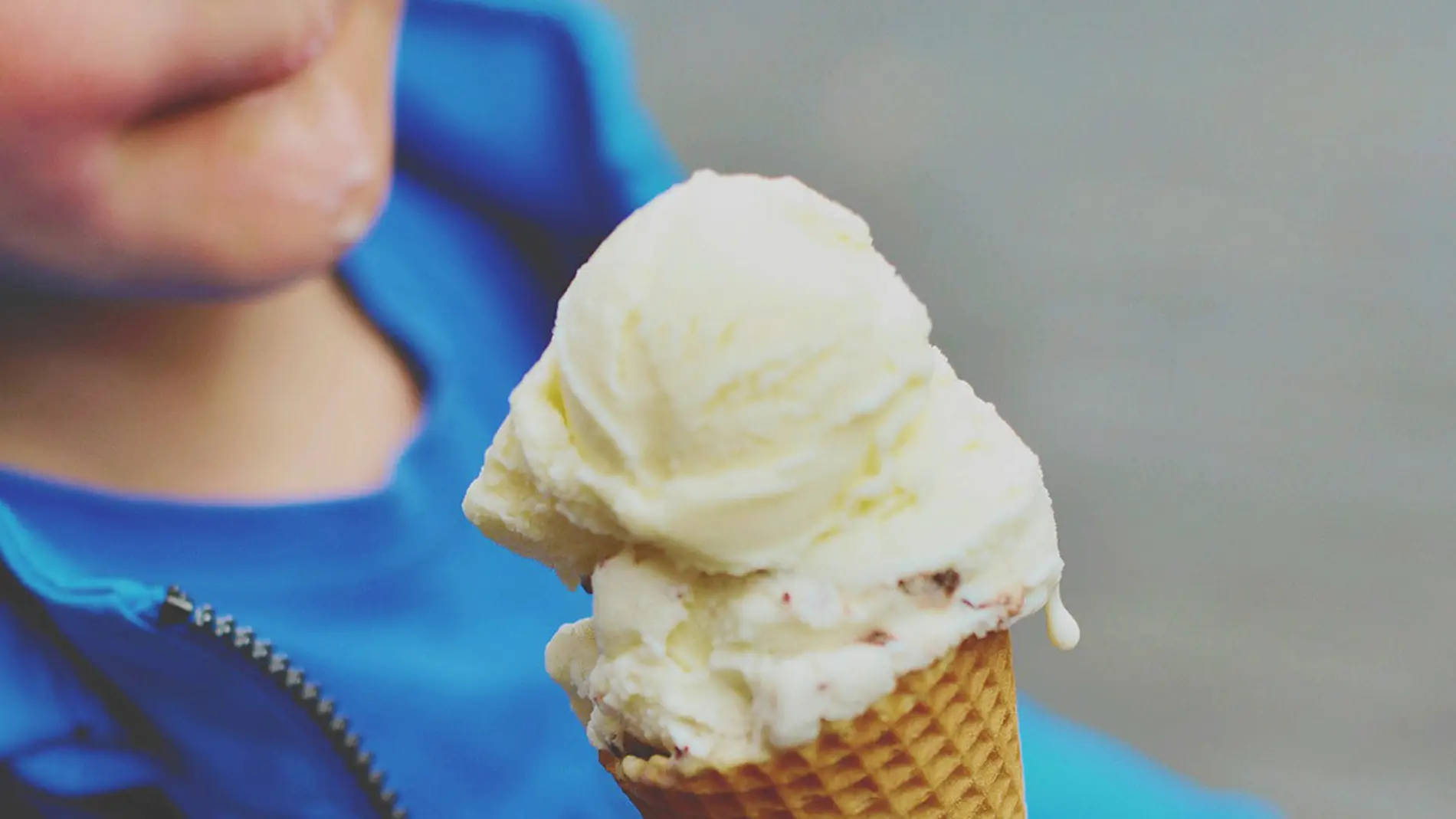 Niño comiendo un helado (archivo)