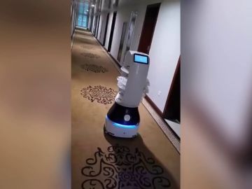 Robot llevando comida en un hotel