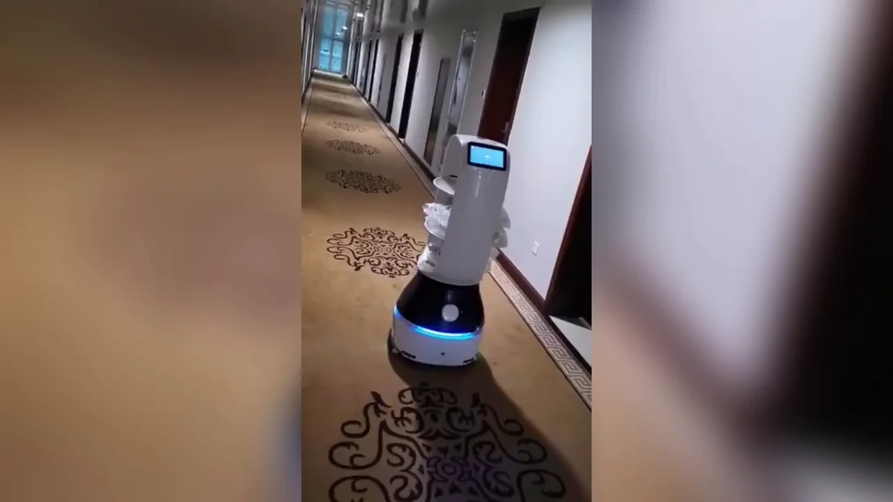 Robot llevando comida en un hotel