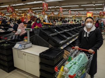 Comprando en un supermercado de Hong Kong